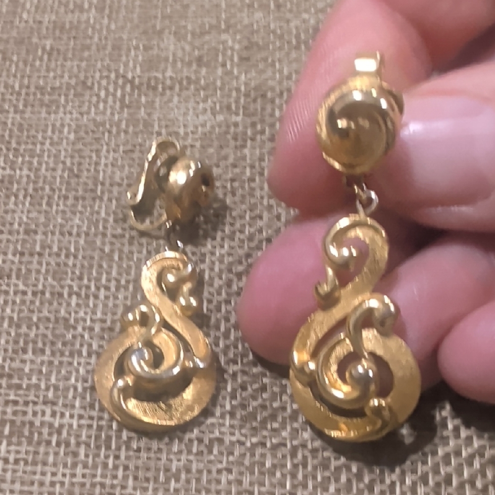 Vintage Signed Trifari Gold Tone Swirl Scroll Dangle Clip On Earrings